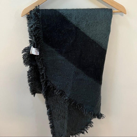 Urban Outfitters Blanket Scarf - Picture 3 of 4
